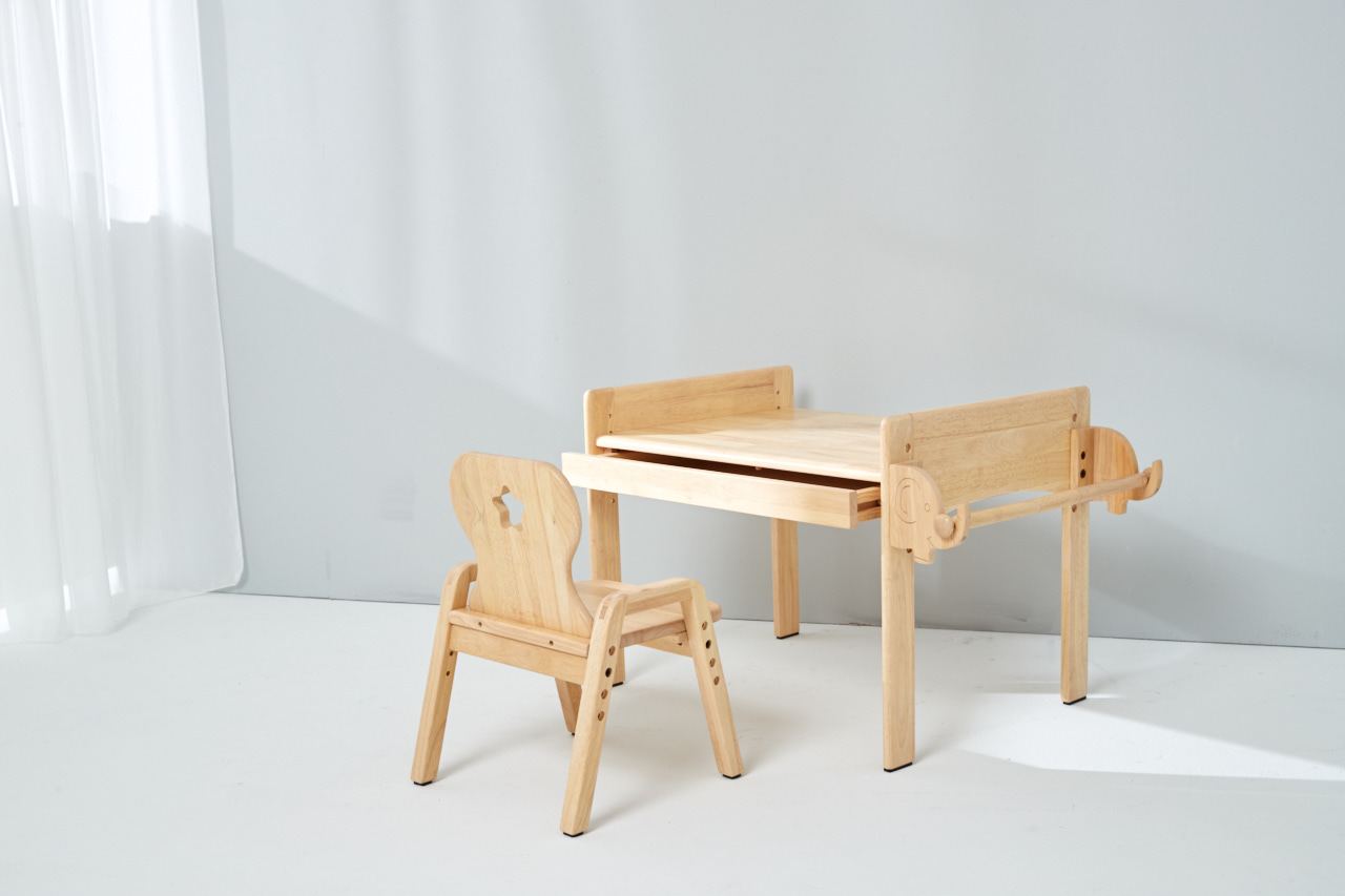 Childrens adjustable shop table and chairs